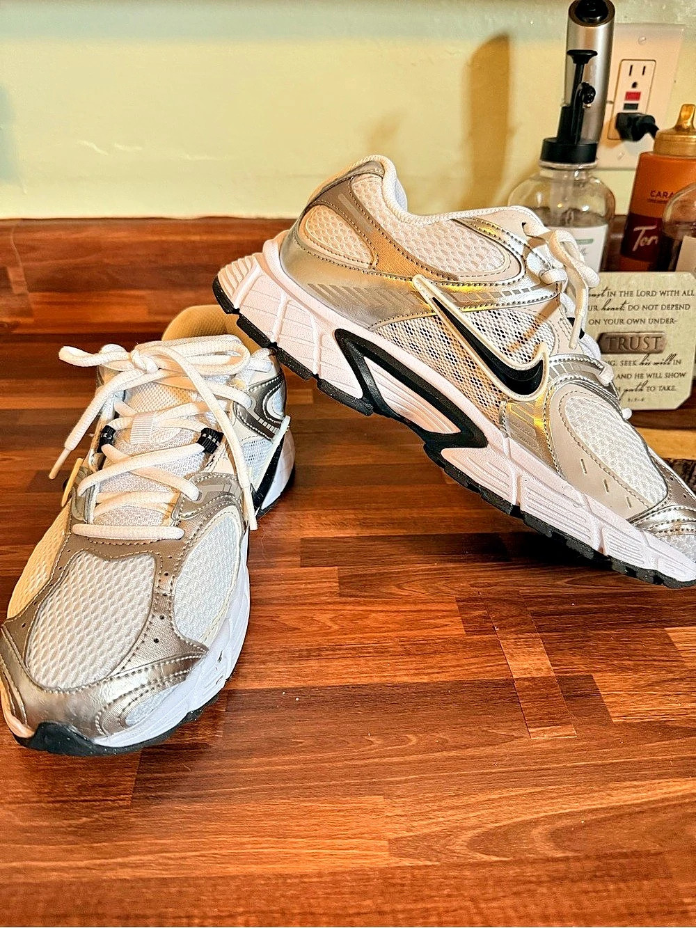 Nike Initiator Sneakers White & Silver US 8.5